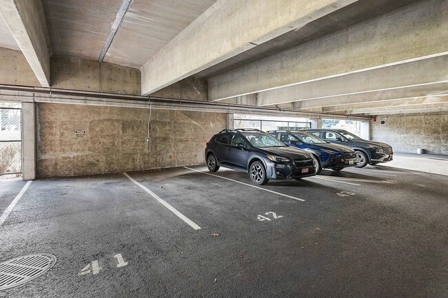 Building Photo - $1,600 - 1 Bed / 1 Bath Gorgeous Condo Unit in University District