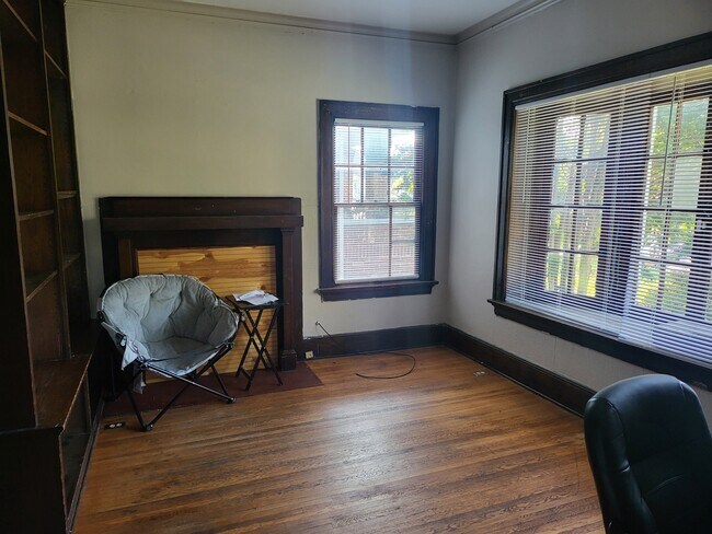 Building Photo - 226 E 16th Ave