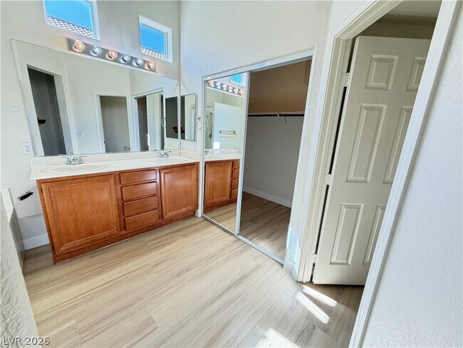 Building Photo - 513 Lava Beds Way