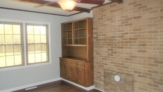 Building Photo - 3 Bedroom 2 Bathroom Home