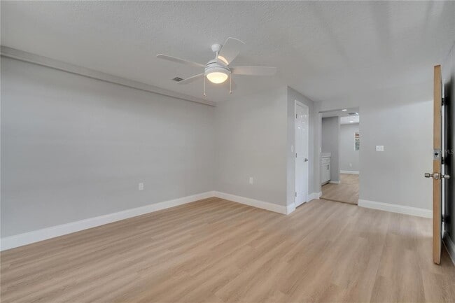 Building Photo - 2303 Bonneville Dr