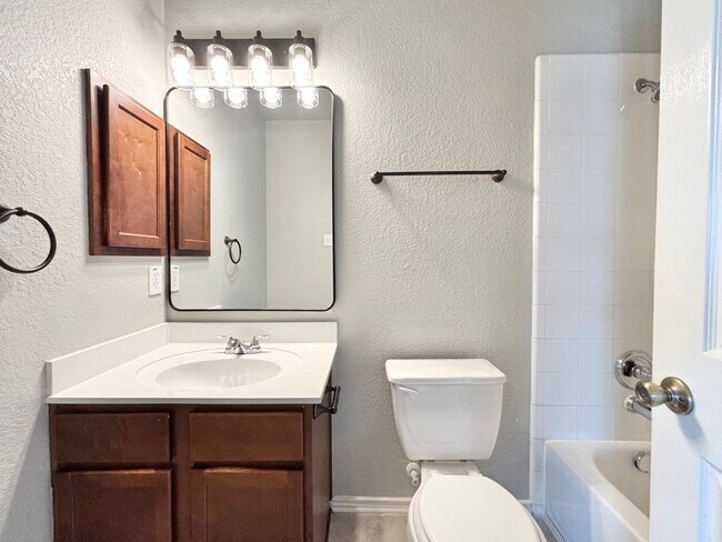 Building Photo - Amazing 4 Bedroom Home!