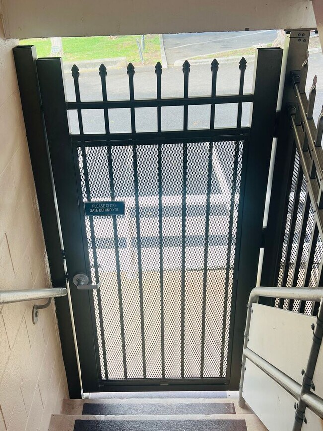 Building Photo - Charming & Breezy 1-Bedroom 1-Bath Hawaiiana Retreat