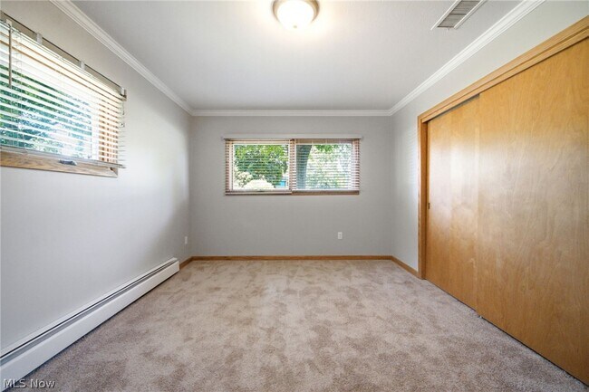Building Photo - 1097 Oak Tree Rd