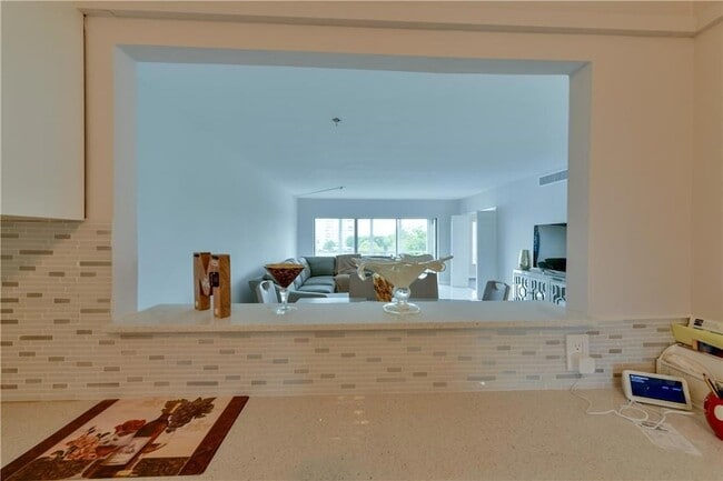 Building Photo - 2751 N Palm Aire Dr