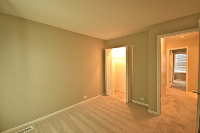 Building Photo - 1625 College Green Dr