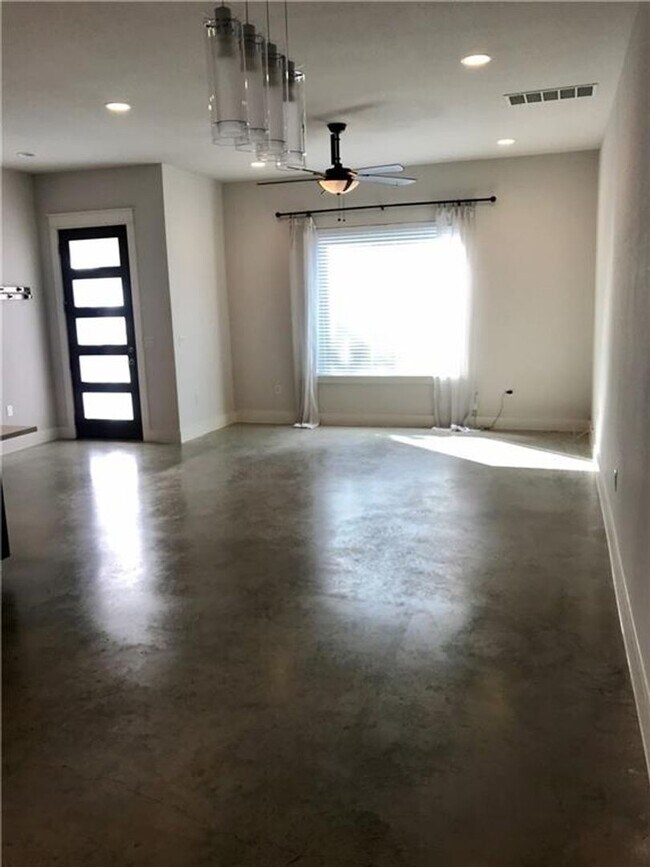 Building Photo - Central Austin / 3 bedroom, 2.5 baths / Mo...