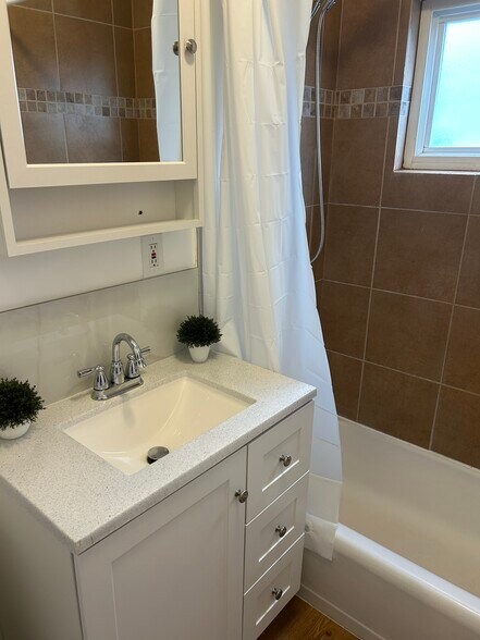 Bathroom - 1156 N Ardmore Ave