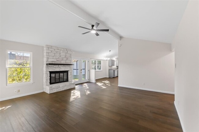 Building Photo - 903 E Logan St