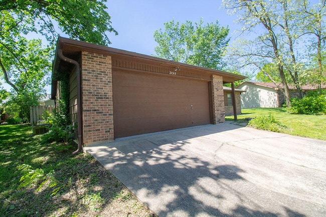 Building Photo - 2011 Bridgewater Dr