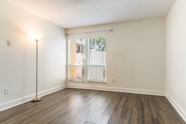Building Photo - Desirable Location - 2-bed 2-bath Condo 5 ...