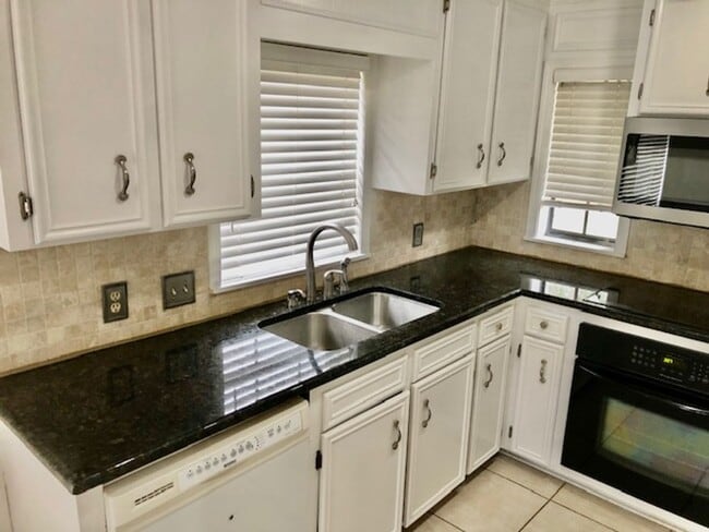 Building Photo - UPDATED IN TOWN SOUTH-LARGE 4/3 BRICK HOME-VERY NICE