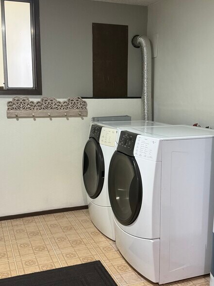 Building Photo - 1301 3rd St SE