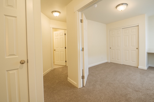 Building Photo - Gorgeous 3x2.5 duplex unit with a fenced b...