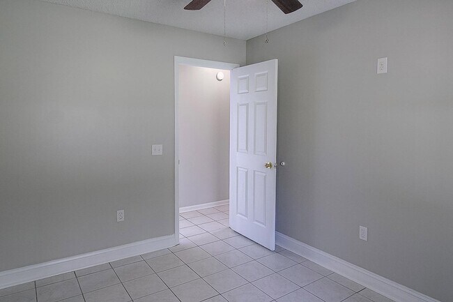 Building Photo - 1235 Pineridge Way