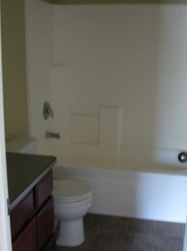 Building Photo - Nice Location