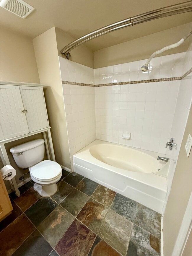 Building Photo - Spacious Bankers Hill Studio | In-Unit Laundry | A/C | Fireplace | Pool & Gym | 6-Month Lease