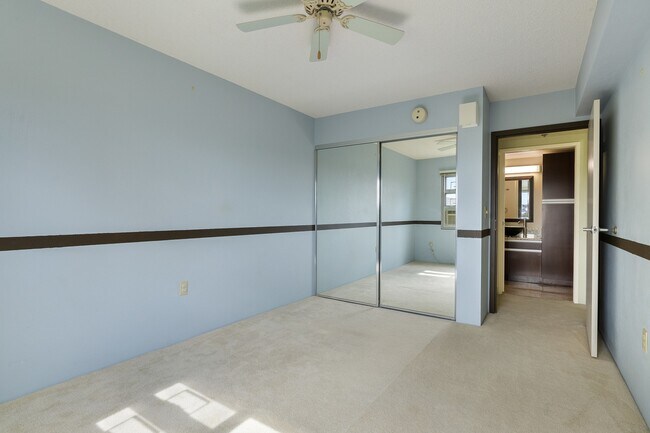 Building Photo - 2 Bed / 1.5 Bath Condo with 2 Parking Salt...