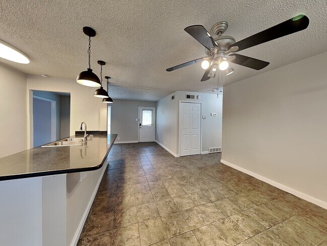 Building Photo - 1101 Johns Dr