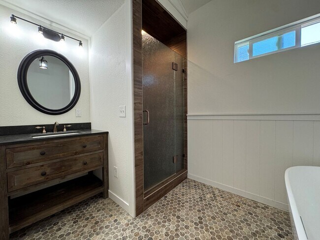 Building Photo - Charming Remodeled Cottage Home in Oak View