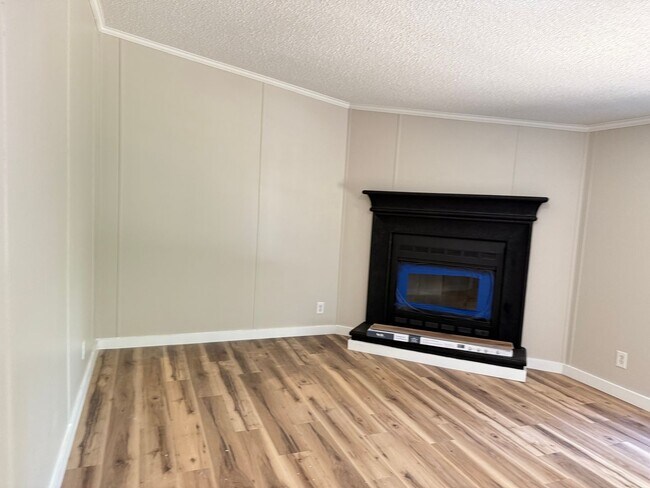 Building Photo - 4 BR 2 BA Newly Renovated $1850 !!