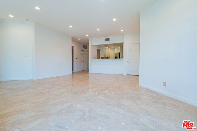Building Photo - 458 N Oakhurst Dr
