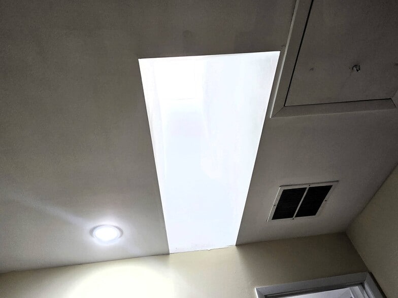 Building Photo - 2033 N Cameron St