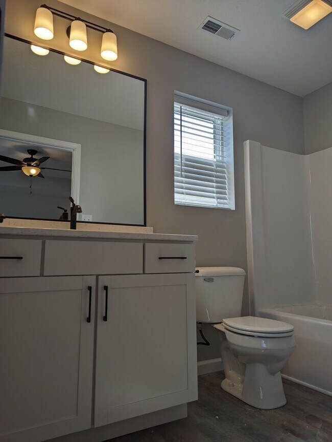 Building Photo - 4 Bedroom Home With An Open Floor Plan In A Quite Eastside Neighborhood-Pets Welcome!