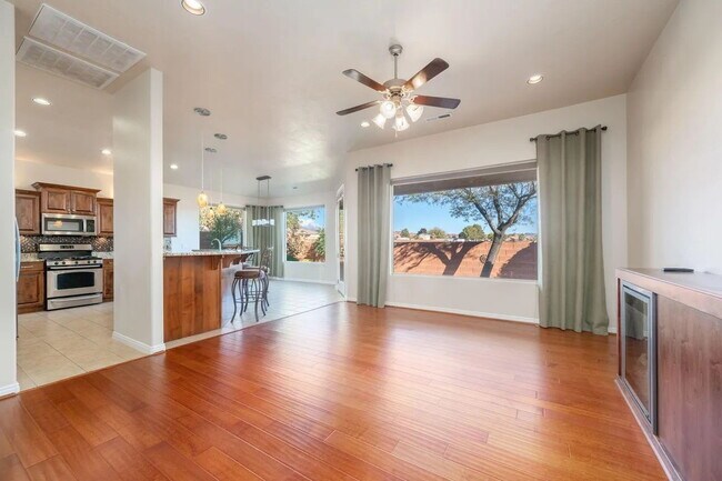Building Photo - This beautiful Gem is ready for you to move into now.  Stunning views, spacious floor plan. Call ...