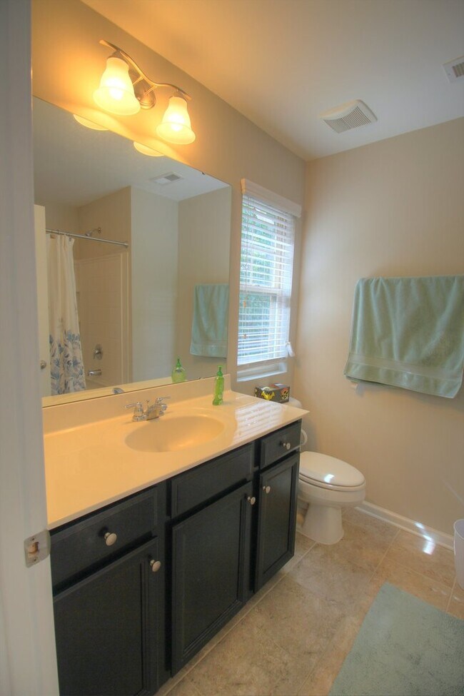 Building Photo - Lovely 3 Bedroom Townhome Minutes to Duke ...