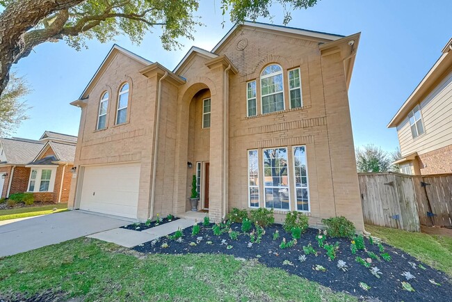 Building Photo - Two-story, 4BD/2.5BR renovated home in Fie...