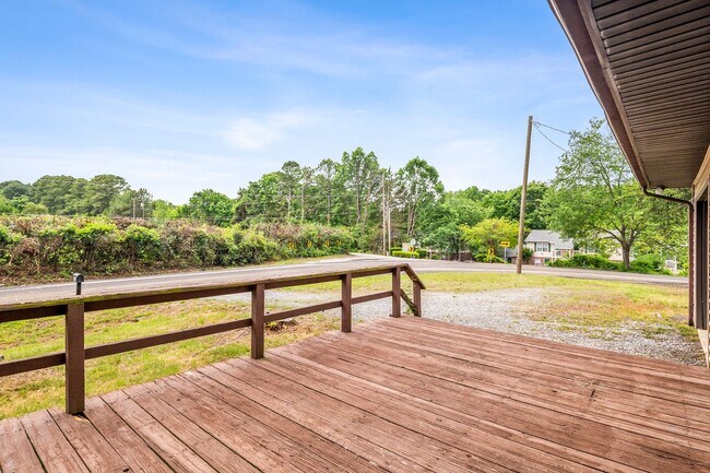 Building Photo - Updated Home, Stainless Steel Appliances, Wood Like Flooring, Deck, Garage!
