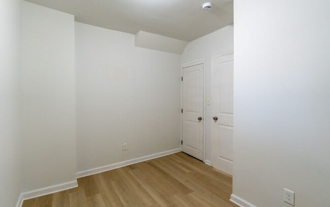 Building Photo - Newly Rehabbed 4 bedroom 2 full bathrooms ...