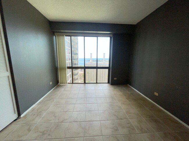 Building Photo - Available now! 2 bedroom 2 bathroom in dow...