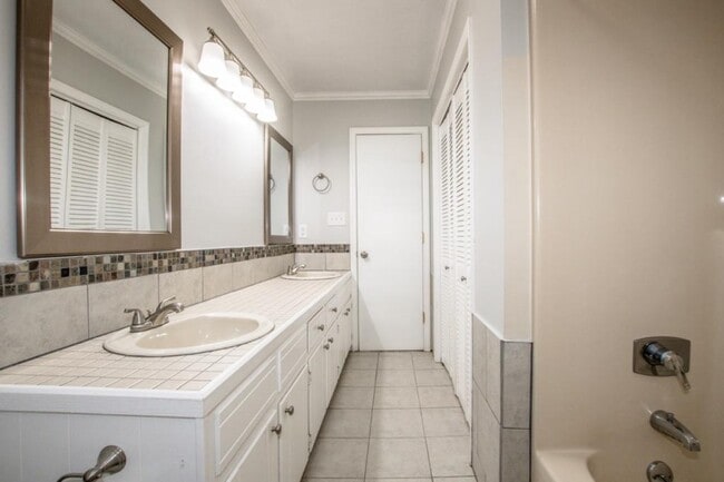 Building Photo - 2089 Rock Springs Cir