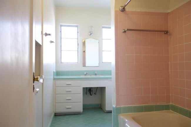 Building Photo - 2 bedroom, 1 bath house with a den in Sam ...