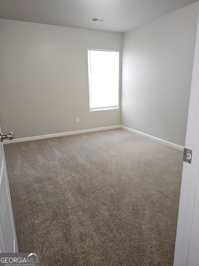 Building Photo - 102 Daisy Cir