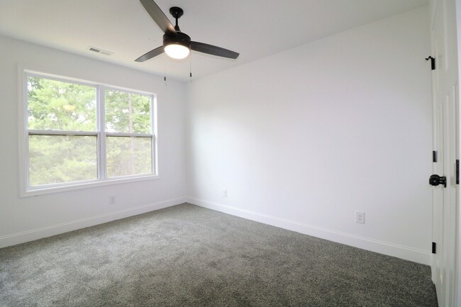 Building Photo - 112 Independence Ln
