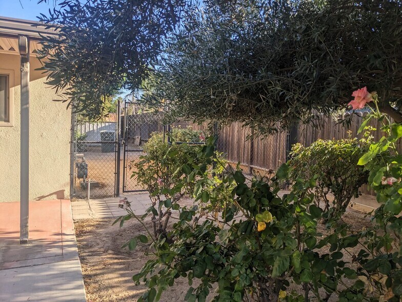 Building Photo - 3161 W Swift Ave