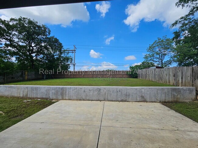 Building Photo - 18341 Woodcrest Ln