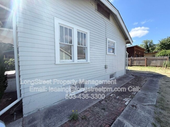 Building Photo - 588 Knapps Pl NE