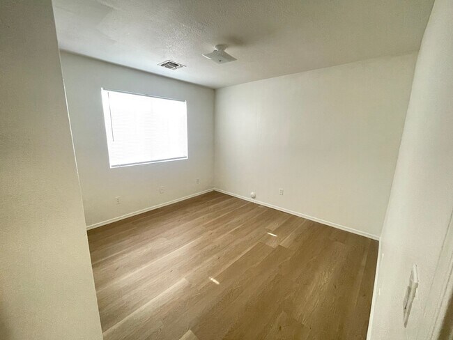 Building Photo - Fresh paint 3 Bedroom, 2 baths very low maintenance home