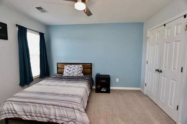 Building Photo - 3260 Matthews Dr