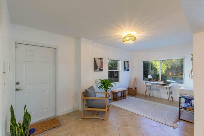 Building Photo - 327 Dartmouth Dr