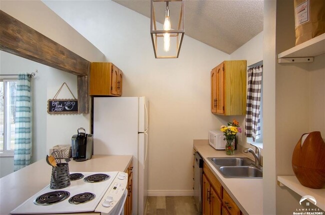 Kitchen - 1400 Pin Oak Dr