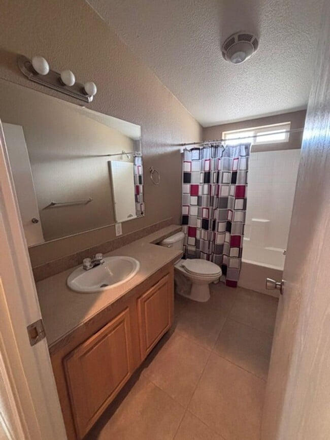 Building Photo - Spacious 3 Bedroom, 2 Bath Home with Large...