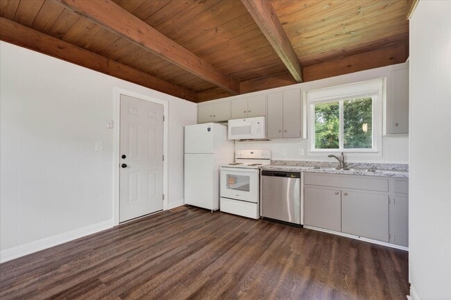 Building Photo - Pet Friendly Three Bedroom!