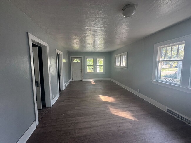 Building Photo - 2-Bedroom Gem on Barrie Avenue – Perfectly...