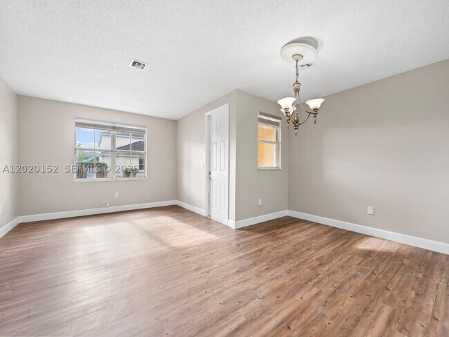 Building Photo - 1049 NE 42nd Ave