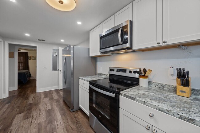 Building Photo - Charming Single-Family Home